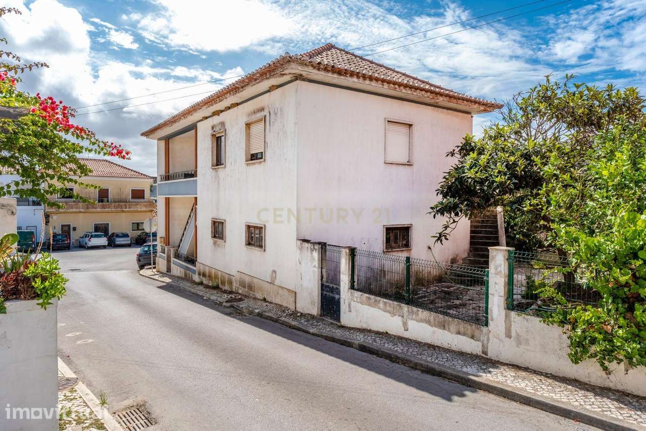Moradia T5 300M2 com 6 entradas | Garagem Ampla | Terraço | Jardim | 1 - Grande imagem: 5/60