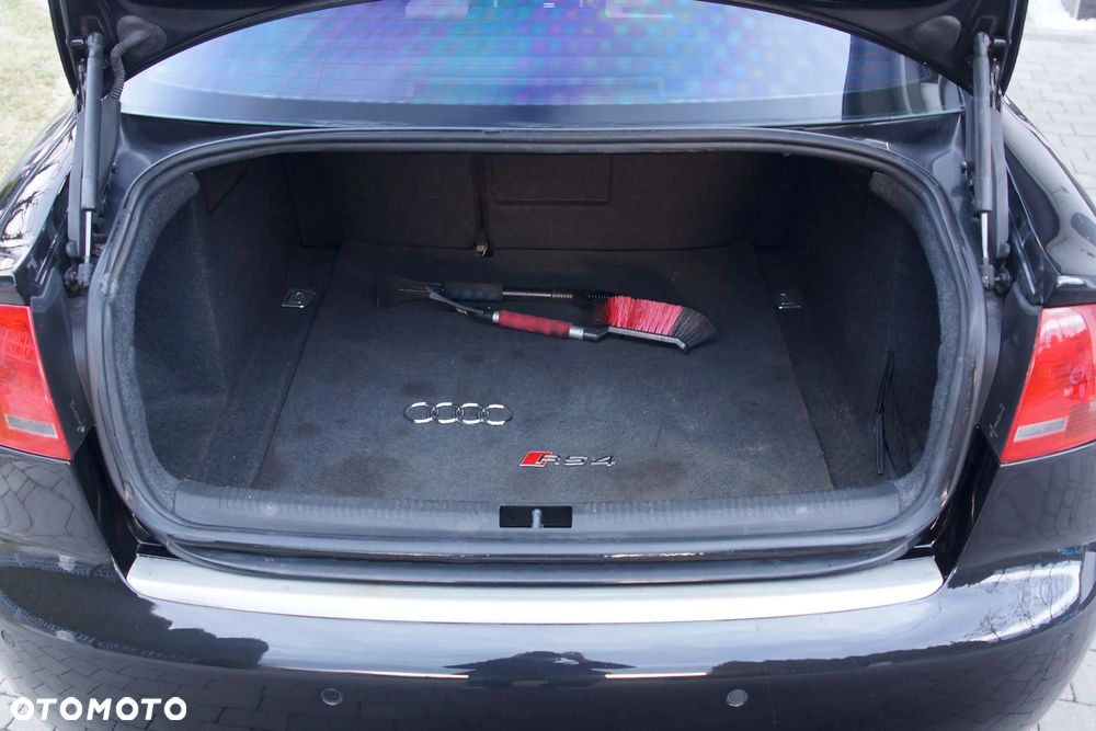 Audi RS4 Limousine - 10