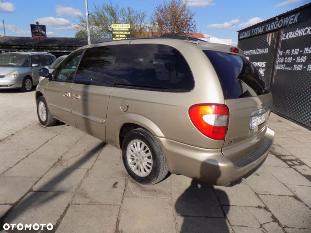 Chrysler Town & Country - 3