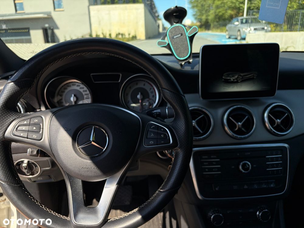 Mercedes-Benz CLA 180 7G-DCT Urban - 10