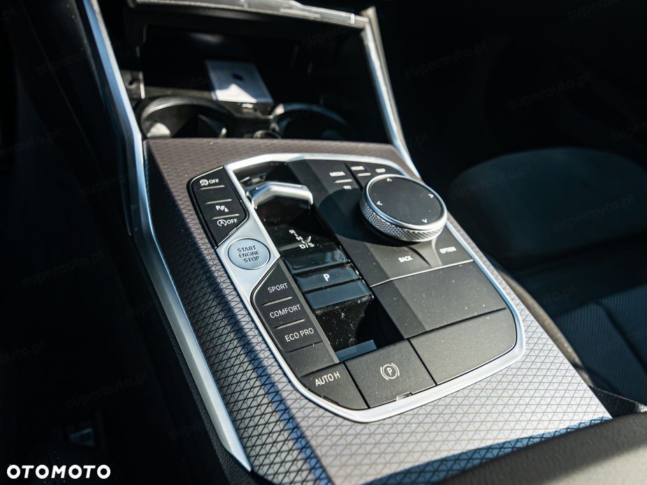 BMW Seria 3 330i xDrive M Sport - 27