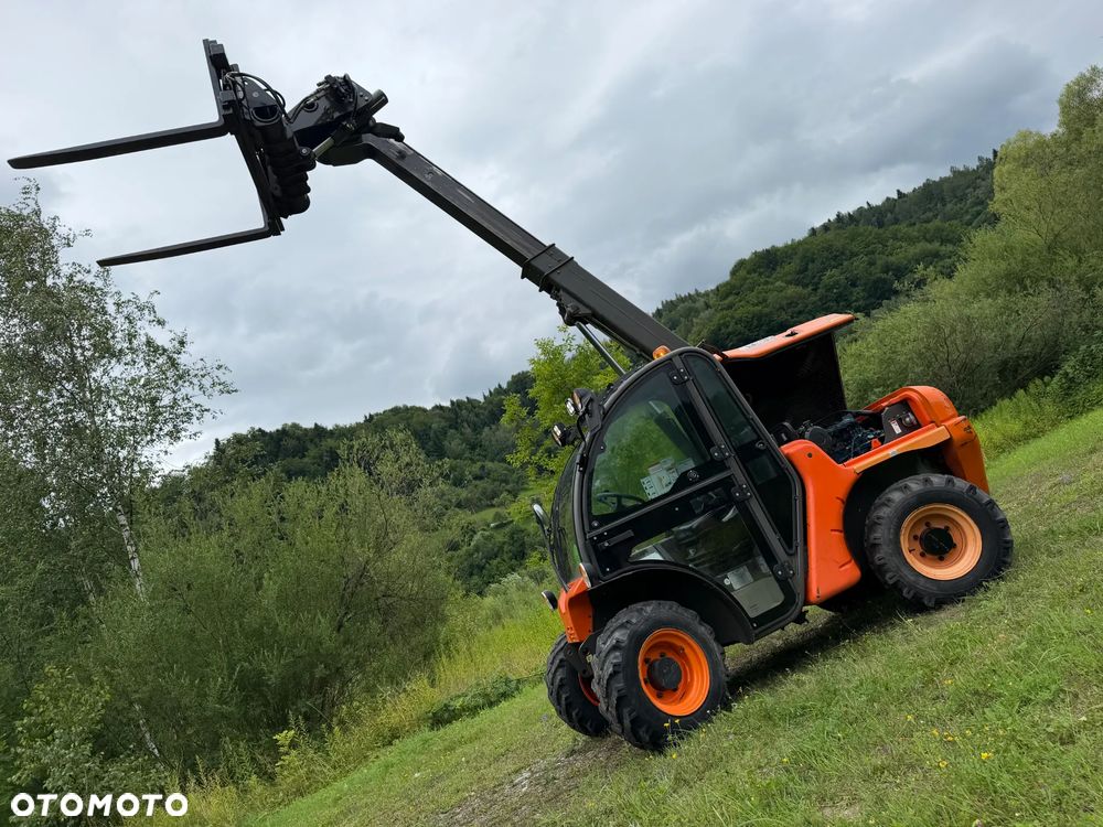 Ausa T204 H. JAPOŃSKA Ładowarka Teleskopowa 4,2 metra Wysuw. Udźwig 2,2 tony. Rozsuwanie wideł HYDRAULICZNE.  Maszyna Jak Nowa z Salonu. Pochodzi z Gospodarstwa Norweskiego! 2017rok. przebieg tylko 3800mtg. Silnik Kubota 4cylindry!  ZERO ZUŻYCIA ORYGINAŁ.  Ani Deka luzów i wycieków. Aktualna DEKRA BMWT. Bardzo mały i zgrabny sprzęt o potężnej wydajnośći. Opony Nowe! Szybka wolna jazda. 3 tryby skrętu! Pełne sterowanie z dżojstika! Wersja Norweska! Kilka dodatkowych wyjść Hydraulicznych! Jazda Hydrostatic Wielka Okazja - 12