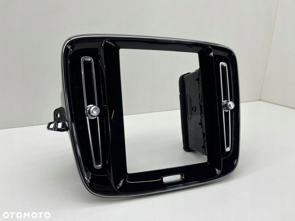 VOLVO XC40 RAMKA WYŚWIETLACZA KRATKI NAWIEWU KONSOLI PRZÓD 31442628 - 1
