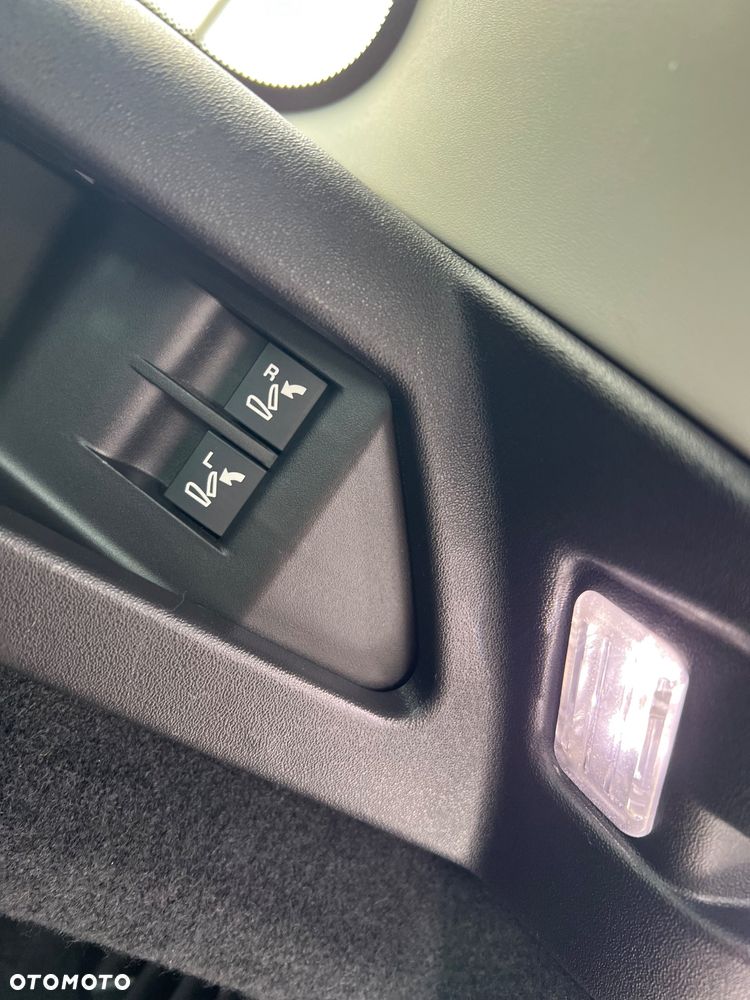 Land Rover Discovery Sport 2.0 TD4 HSE Luxury - 23