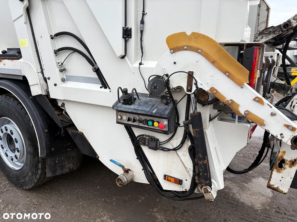 Volvo FM 330 EEV 6x2 / śmieciarka / 3 komory - 9