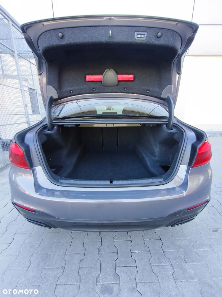 BMW Seria 5 M550i xDrive sport - 32
