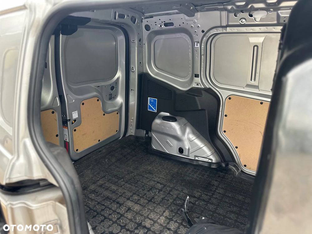 Ford Transit Courier - 10