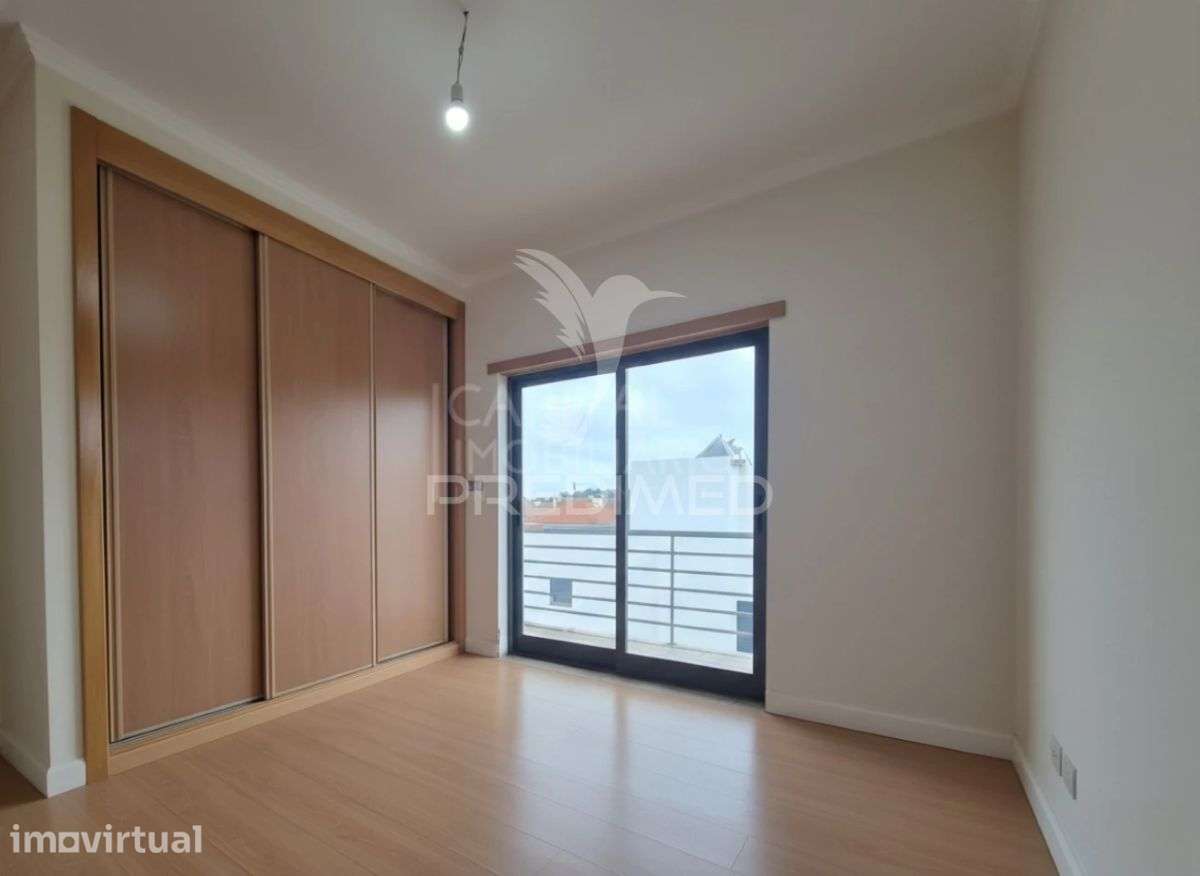 Moradia Renovada de Design Moderno com Cinco Quartos e Garagem de 1... - Grande imagem: 4/12