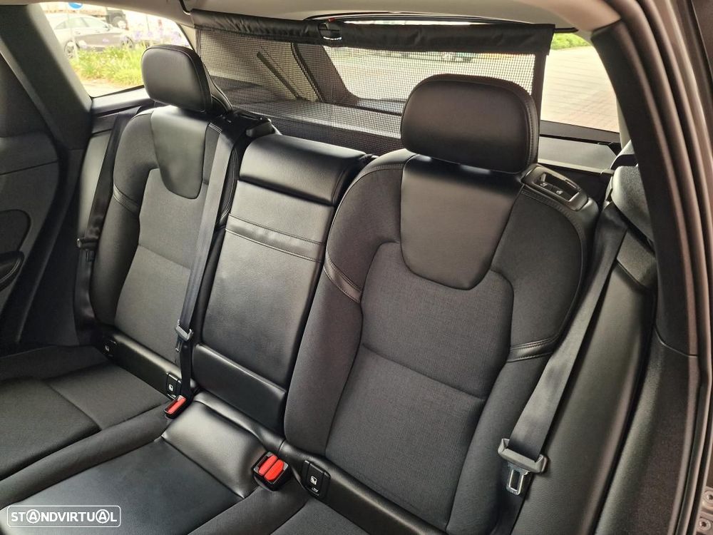 Volvo XC 60 2.0 D4 Momentum Geartronic - 17