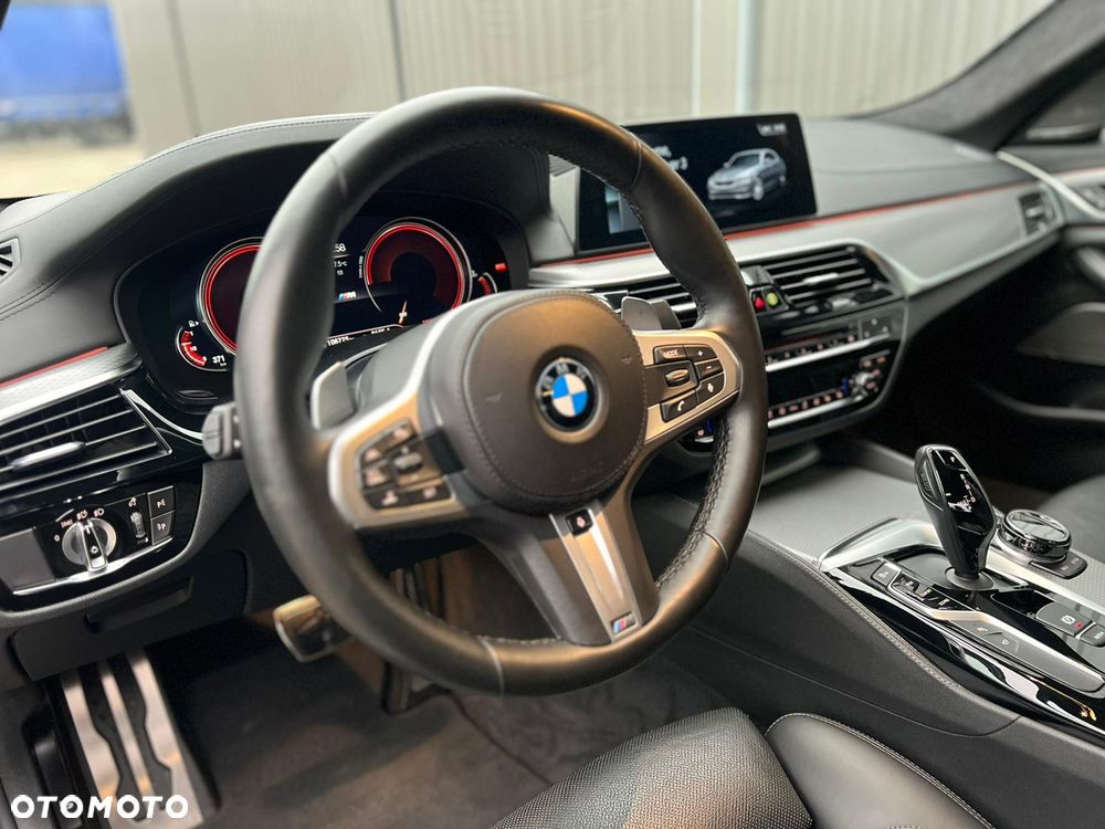 BMW Seria 5 M550i xDrive - 14