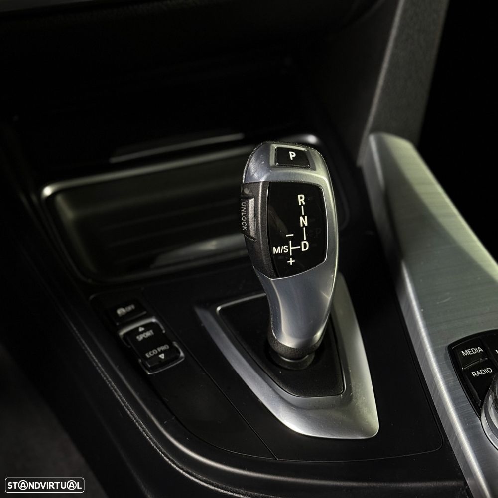 BMW 320 d Auto Line Luxury - 6