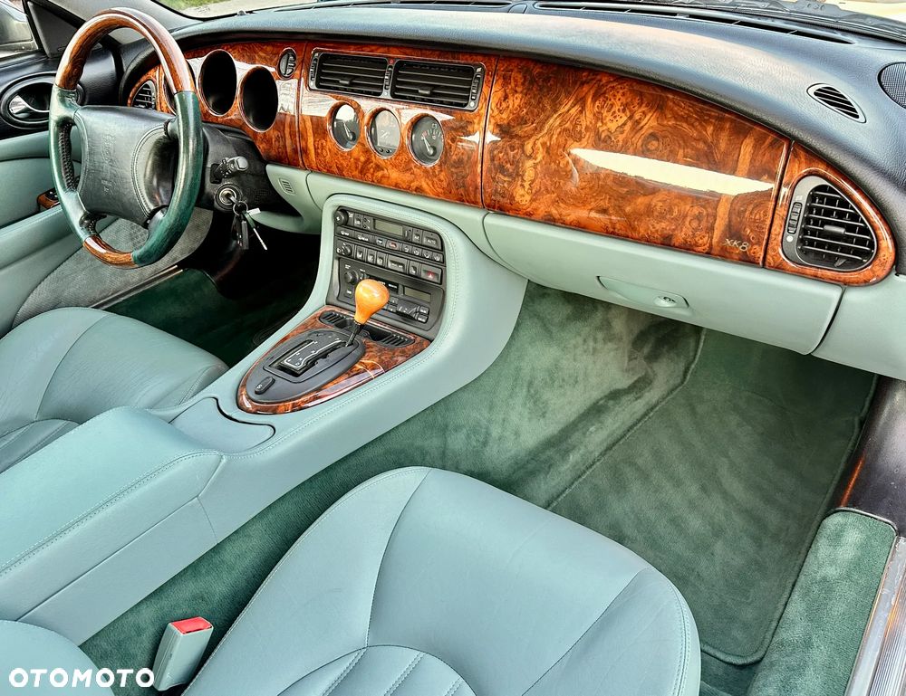 Jaguar XK8 Coupe - 6