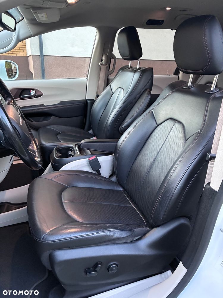 Chrysler Pacifica - 12
