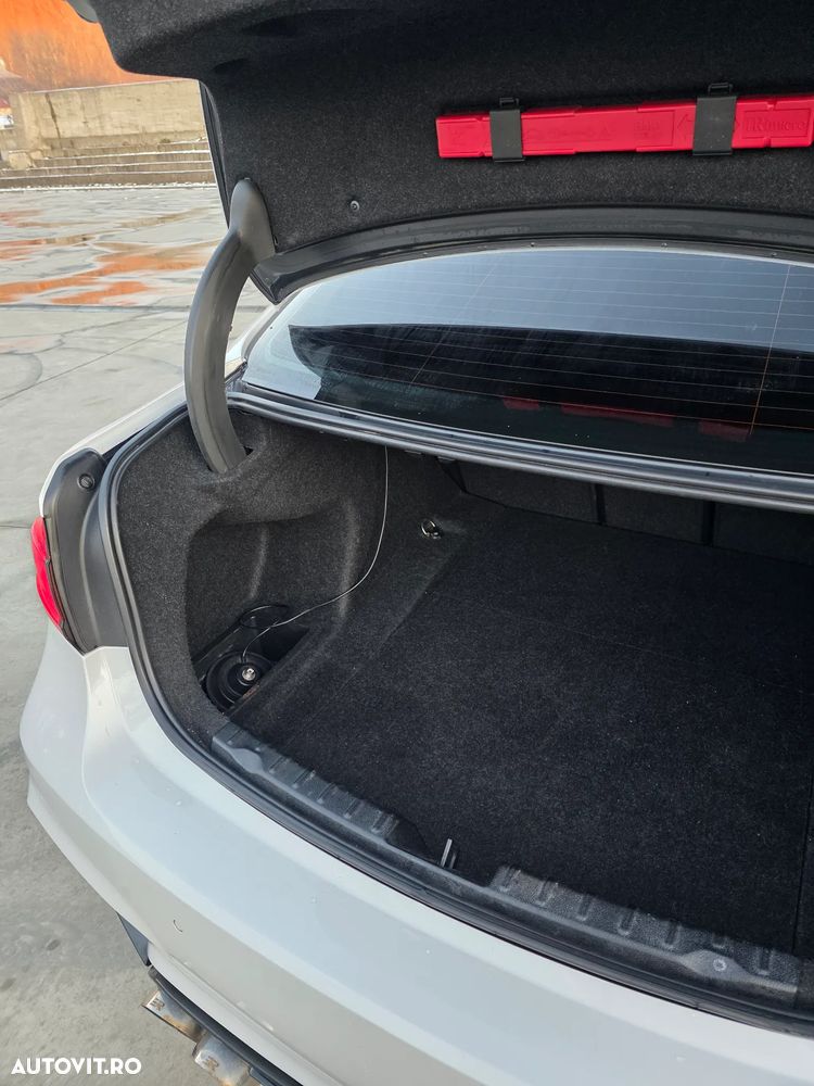 BMW Seria 3 320d - 32