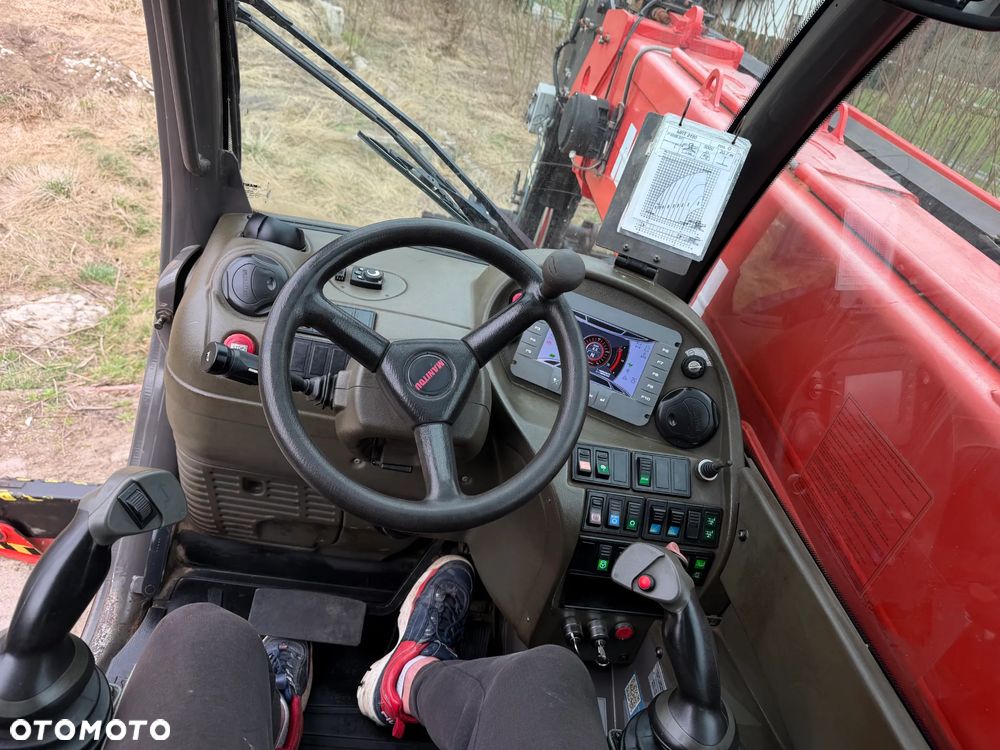 Manitou MRT2150+PRIVILEGE Ładowarka teleskopowa 4x4 ROTO 21metrów. Bez AdBLUE bez DPF. udźwig 5ton jak Nowa z Norwegii 4900mtg. 2015rok. Obrót pełny. Zero luzów wycieków. Zadbana maszyna z Fermy Norweskiej. Silnik 160 Km. AUTEC zdalne sterowanie. Ani deka luzów czy wycieków. Opony jak Nowe. Pełny Oryginał. Niski przebieg. Stabilizatory. Zamki na tłokach. OKAZJA - 40