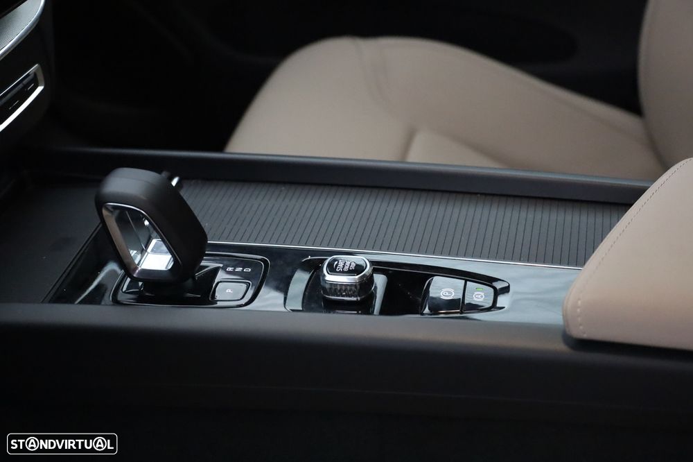 Volvo XC 60 2.0 T6 PHEV Core AWD - 20