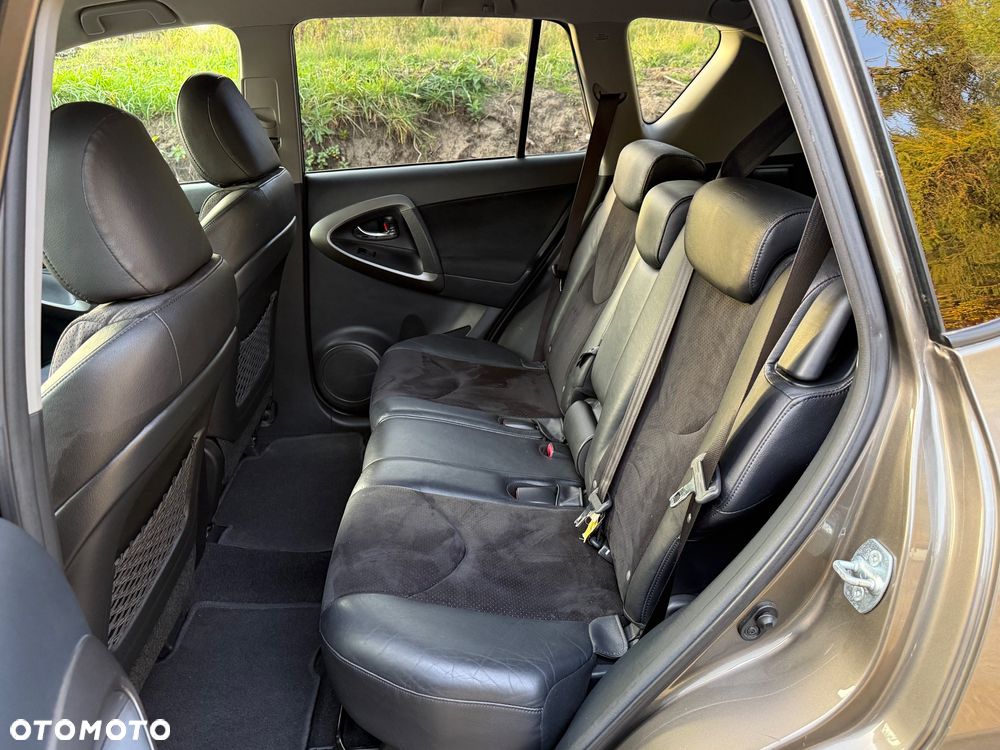 Toyota RAV4 10-13 - 26