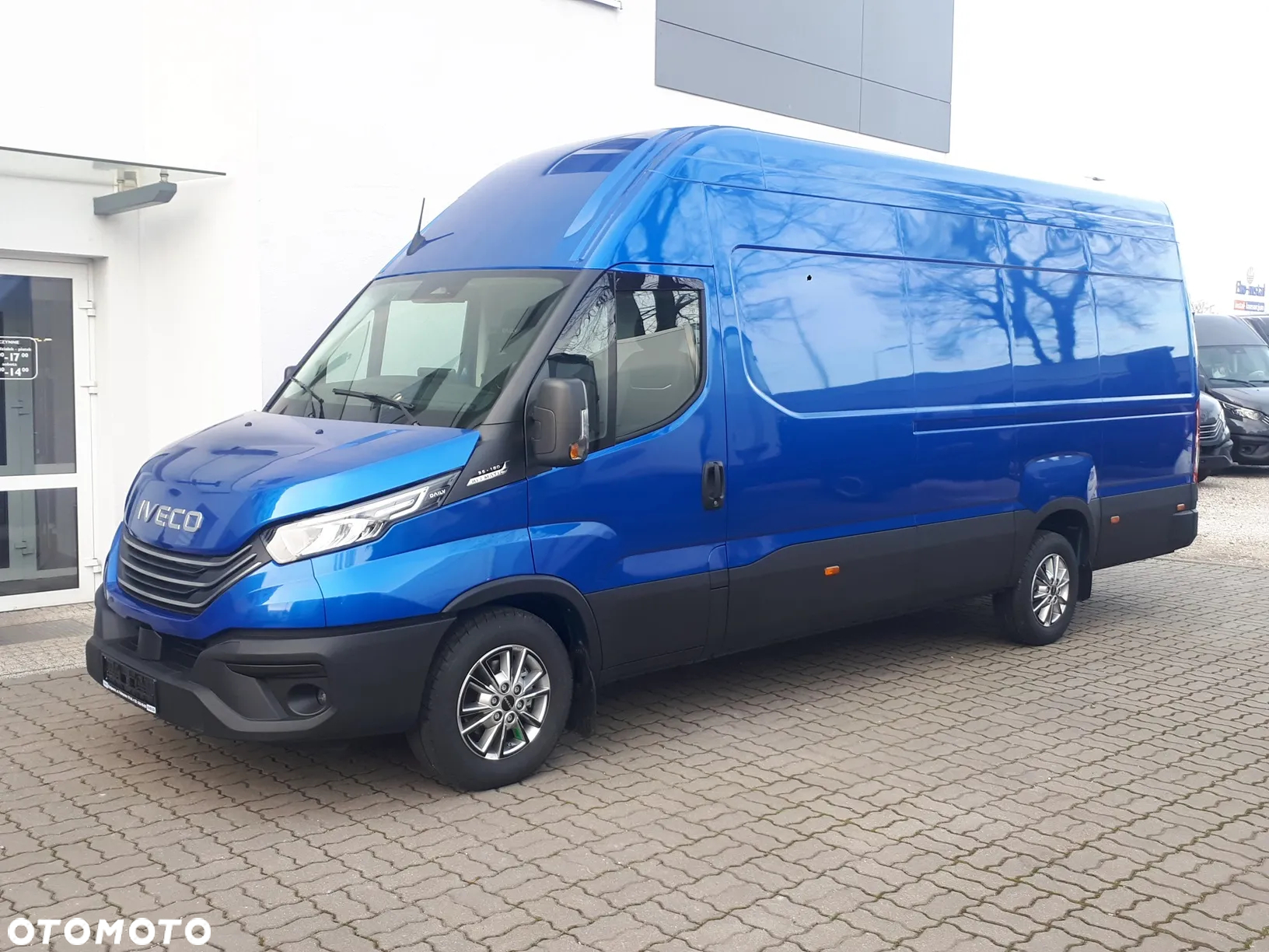 Iveco 35S21HA8V, dach 2,1m, niebieski metalizowany - 2