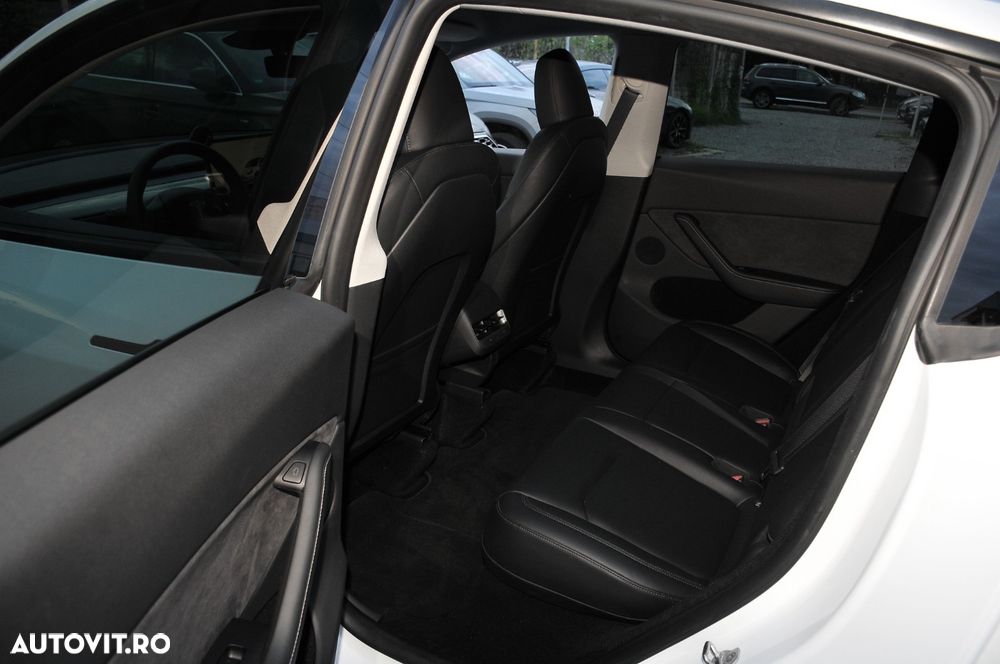 Tesla Model Y Long Range Dual Motor AWD - 12