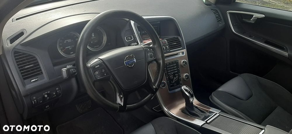 Volvo XC 60 D5 AWD Momentum - 8