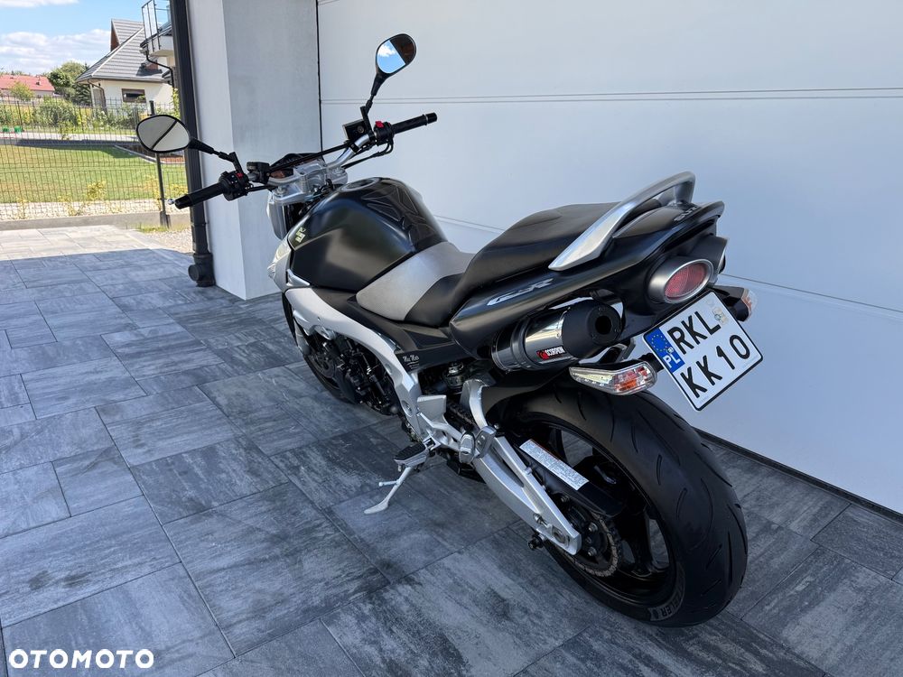 Suzuki GSR - 8