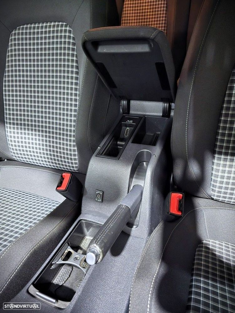 VW Scirocco 2.0 TSI BlueMotion DSG - 26