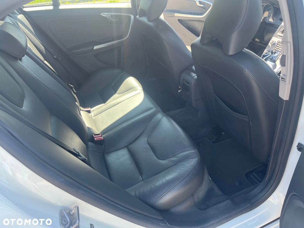 Volvo S60 T5 Drive-E Dynamic Edition (Kinetic) - 14