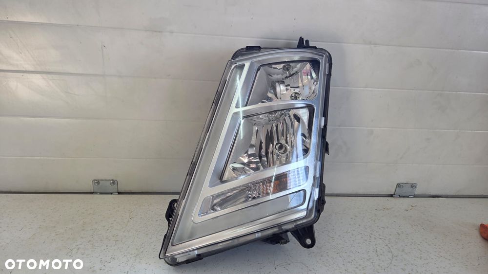 Lampa przednia reflektor H7 Volvo FH4 22239219 - 1