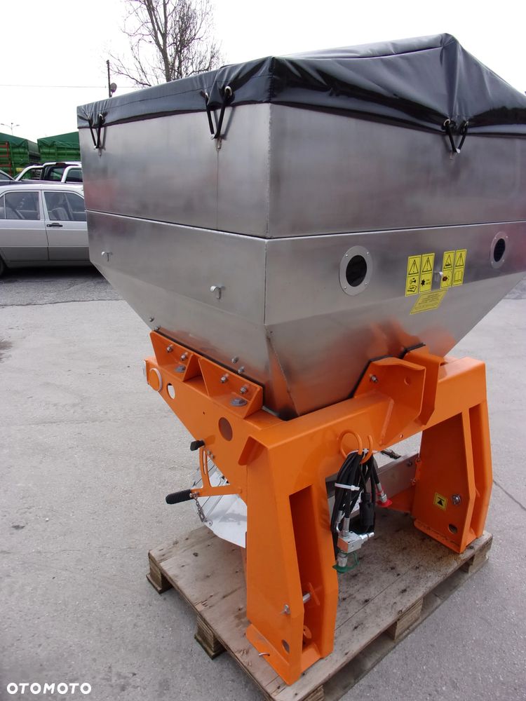 Pronar Posypywarka T-130, T-131, T-132, Piaskarka, Solarka, Rozsiewacz wapna i nawozów RCW, Piaskarka komunalna, solarka rozsiewacz piasku soli KŁOS, Rozsiewacz komunalny N 065 POM Augustów, Pług odśnieżny prosty, łamany, strzałka Ursus, Inter-Tech, Pronar - 15