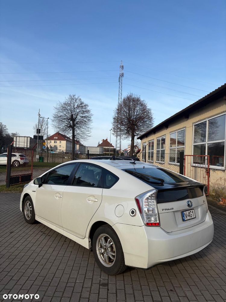 Toyota Prius (Hybrid) - 4