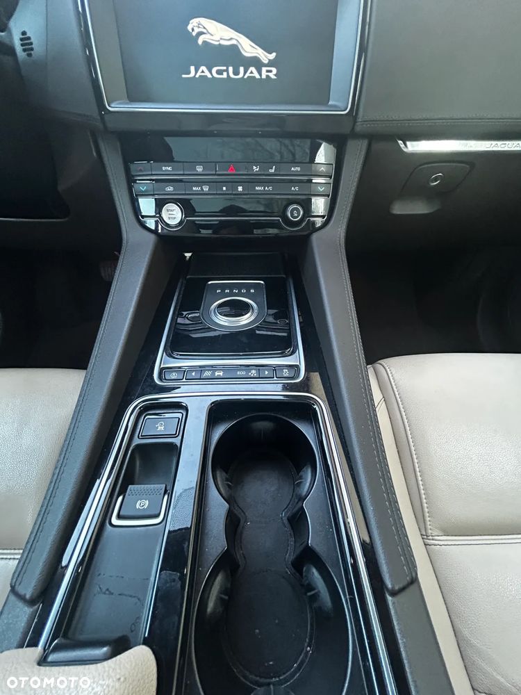 Jaguar F-Pace P250 AWD - 14