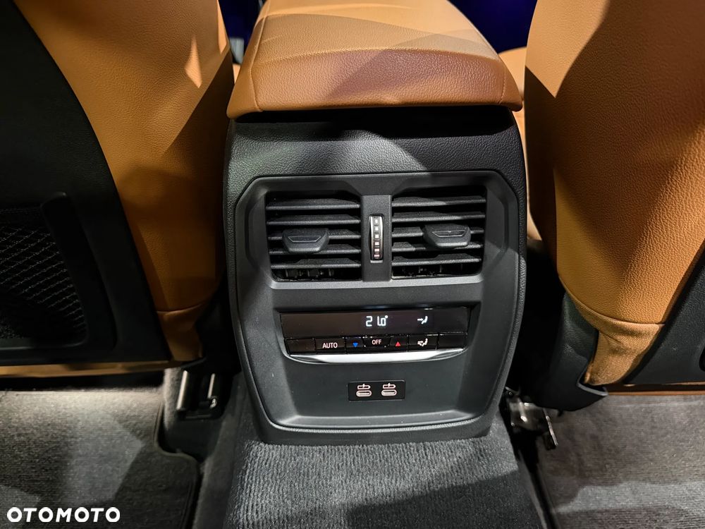 BMW Seria 3 330i xDrive Sport Line - 13