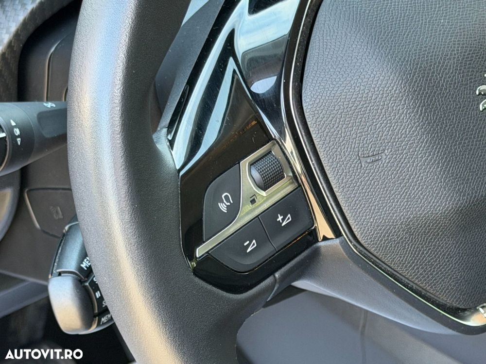 Peugeot 208 1.2 L PureTech STT EAT8 Allure - 11