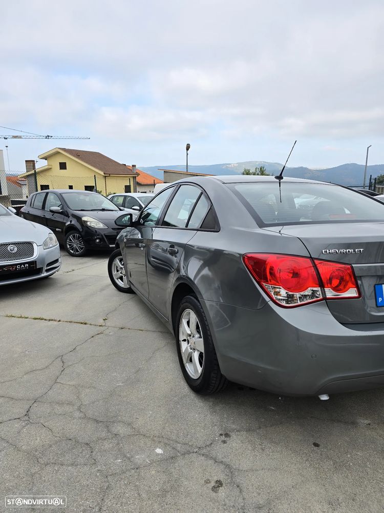 Chevrolet Cruze 1.6 LS - 23