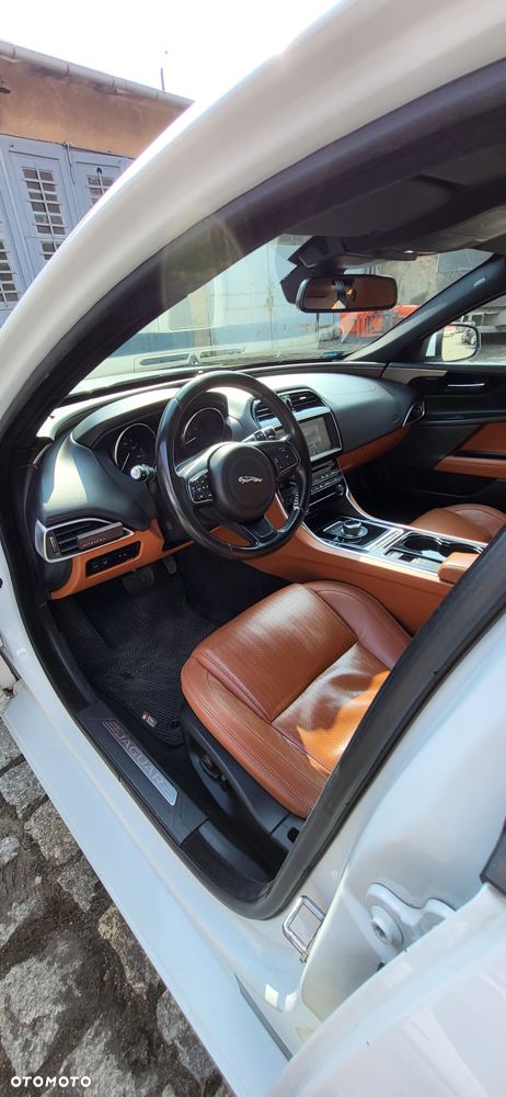 Jaguar XE 2.0 D Prestige - 6