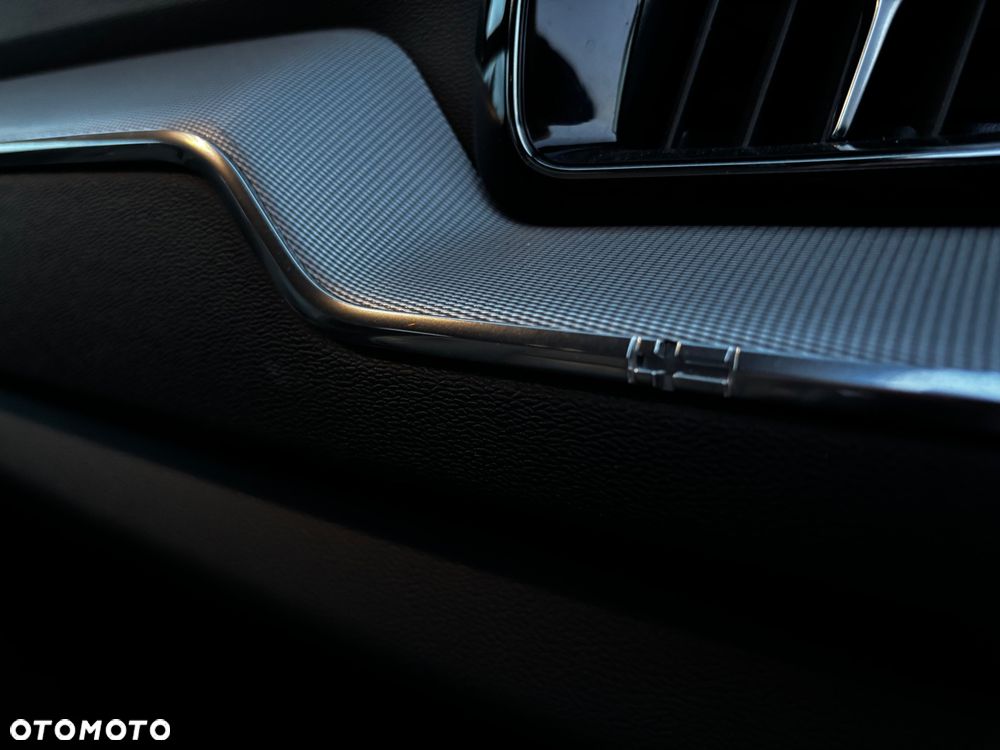 Volvo XC 60 B4 D Plus Dark - 25