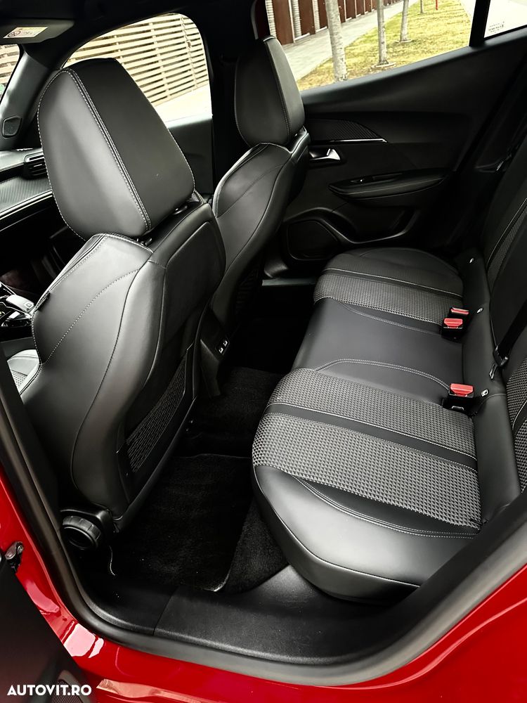 Peugeot 2008 PureTech 130 EAT8 GT Exclusive - 23
