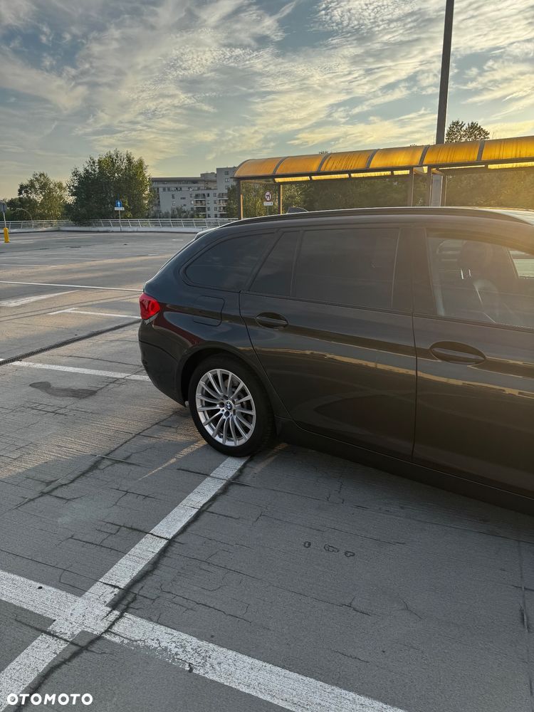 BMW Seria 5 520d Sport Line - 4