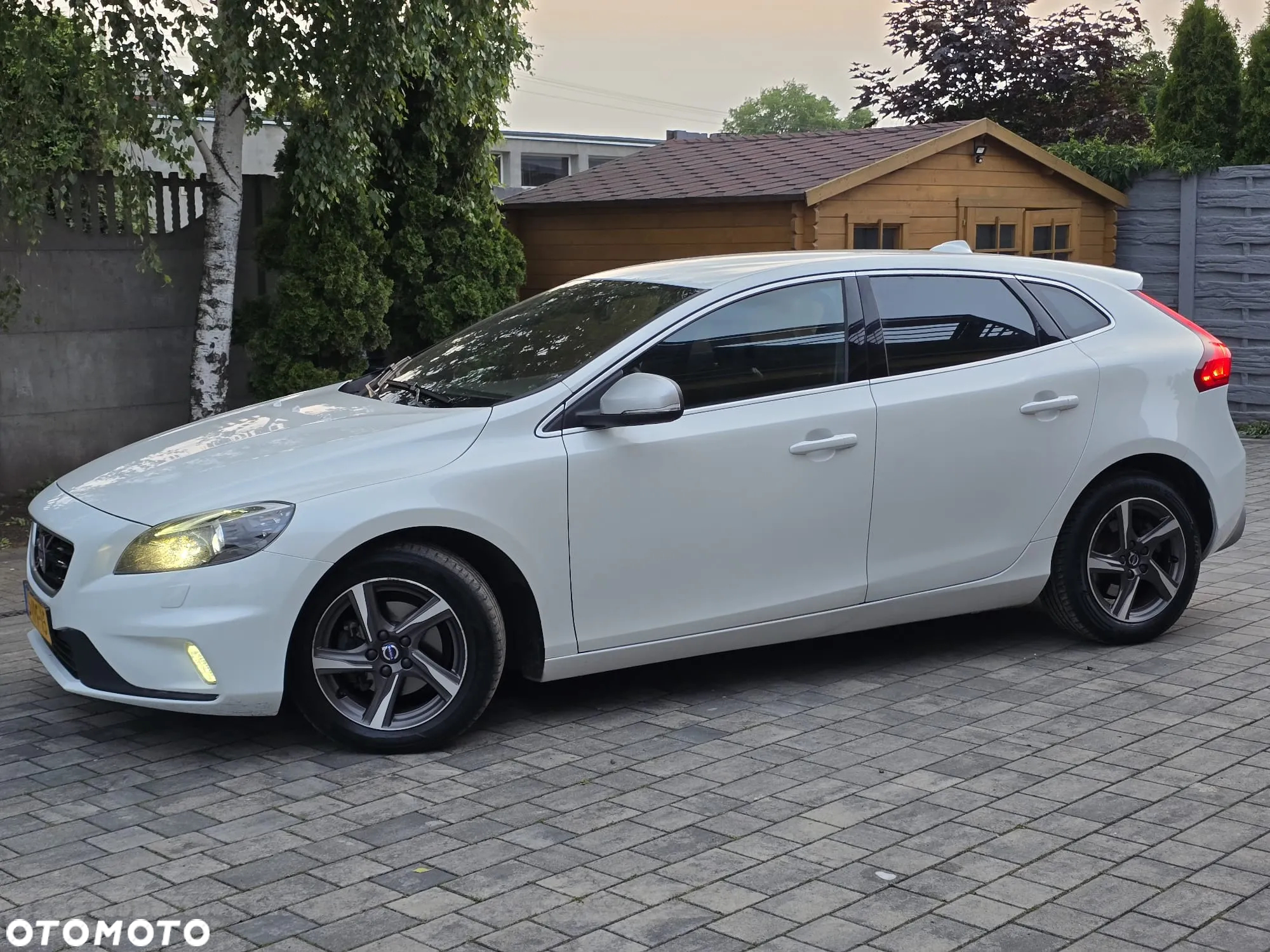 Volvo V40 D2 Drive-E R-Design Momentum - 4