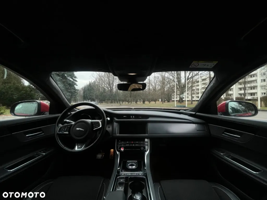 Jaguar XF 30t AWD Sportbrake R-Sport - 11