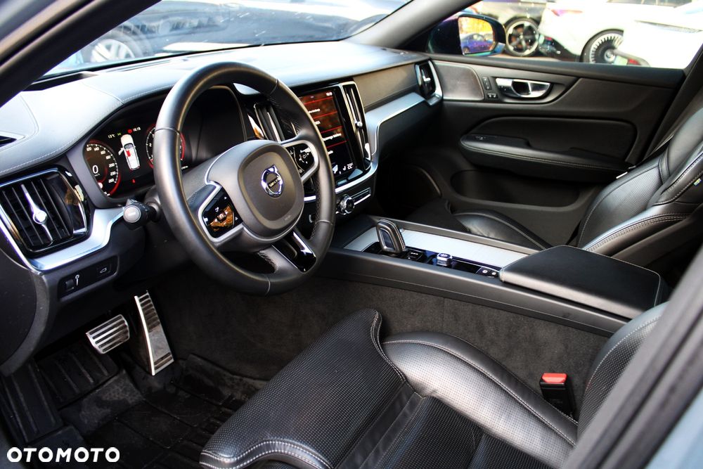 Volvo V60 B4 B R-Design - 11