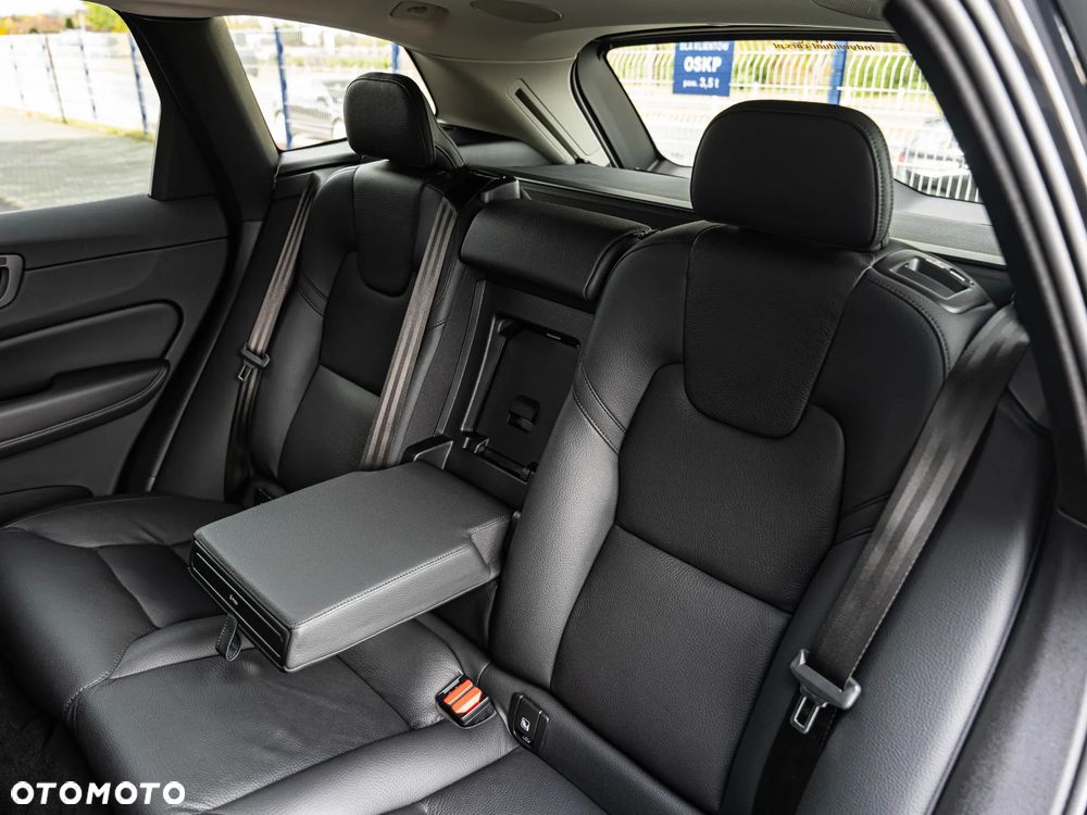 Volvo XC 60 B4 D AWD Plus Dark - 28