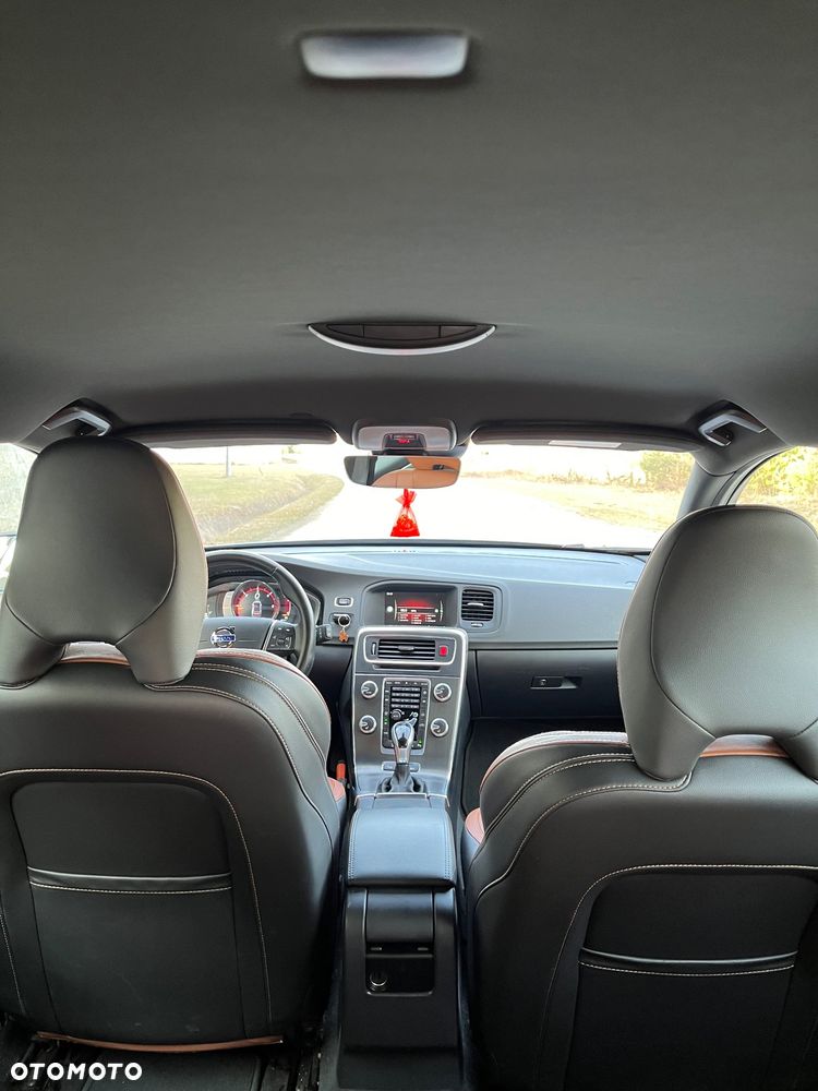 Volvo V60 D6 AWD Plug-in Hybrid R-Design Summum - 11
