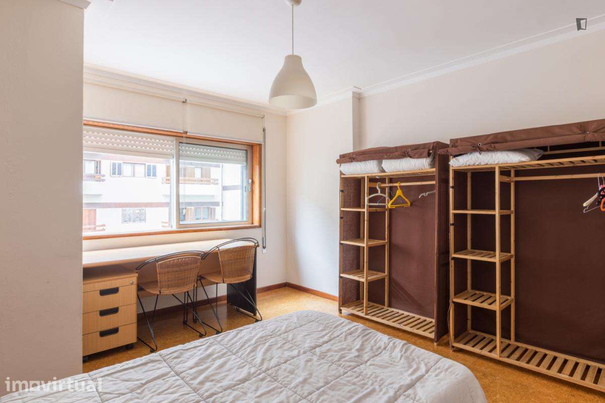 Quarto - localizado em Santa Marinha Porto - Grande imagem: 5/23