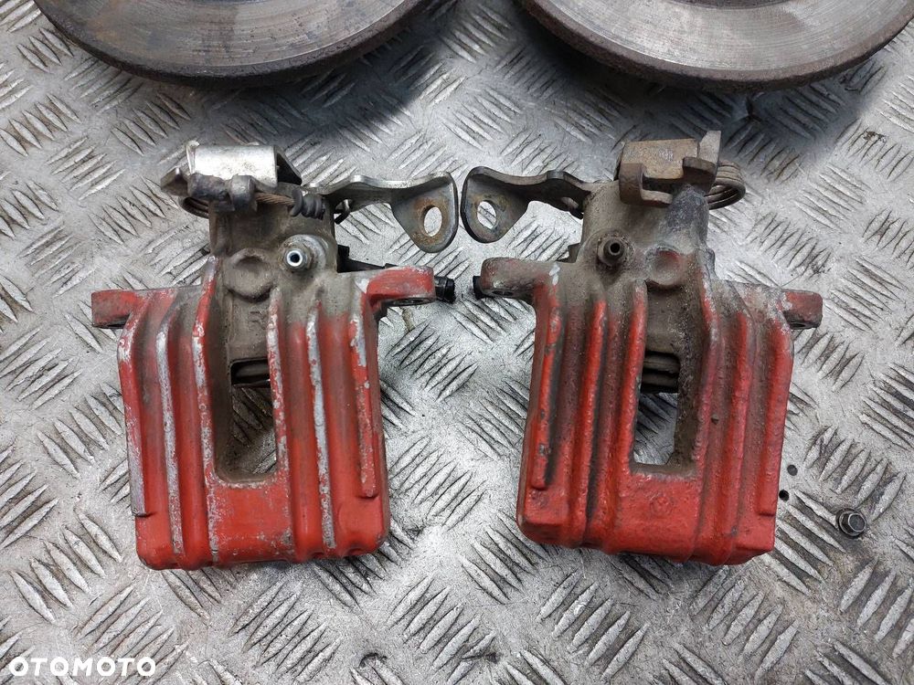 TARCZE HAMULCOWE TYŁ + ZACISKI VOLKSWAGEN PASSAT B5 - 2