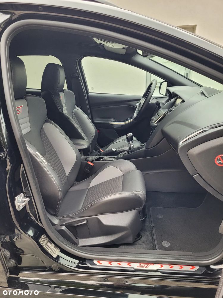 Ford Focus 2.0 TDCi ST mit Leder-Exclusiv-Paket - 16