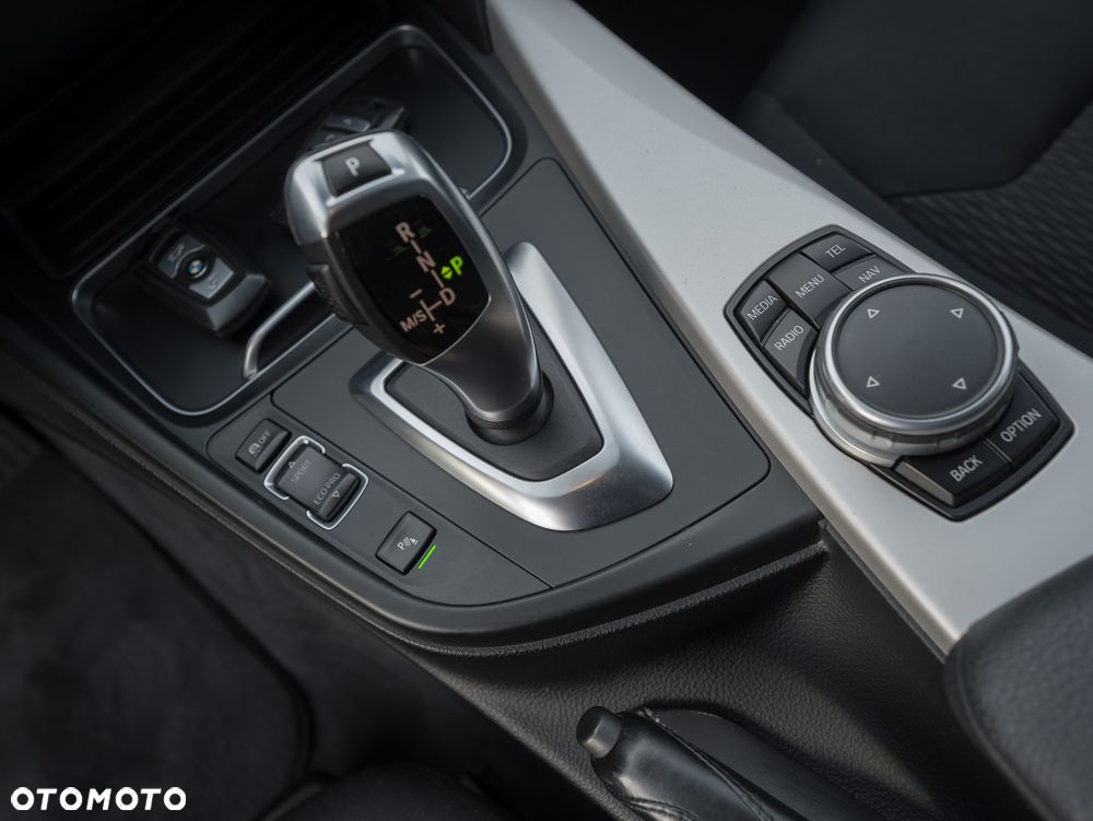 BMW Seria 3 318d Luxury Line - 33