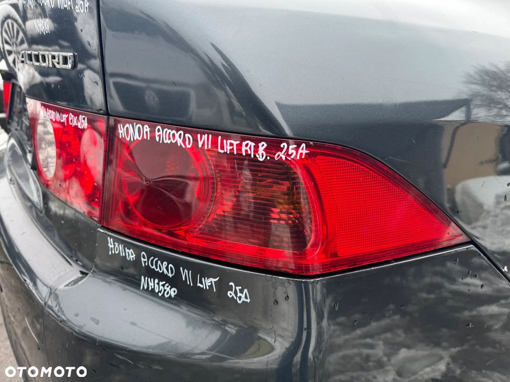 HONDA ACCORD VII LAMPA PRAWY TYŁ PRAWA TYLNA Z BŁOTNIKA BŁOTNIK SEDAN - 2