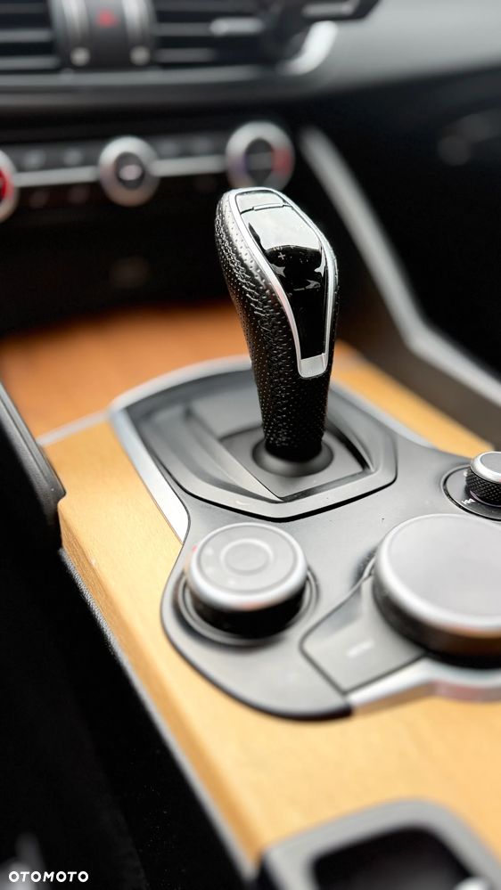 Alfa Romeo Giulia 2.0 Turbo 16V AT8 Veloce - 19