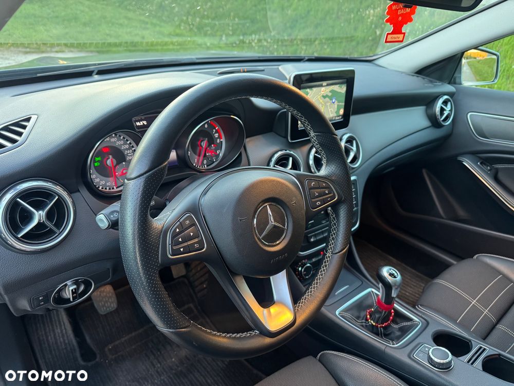 Mercedes-Benz GLA 200 Urban - 12